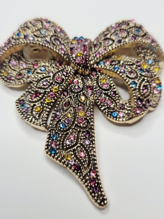 Chill Charms Of Texas Jewelry - NWT Beautiful Ornate Detailed Big Bow Brooch With Rhinestones Pink Gold Blue